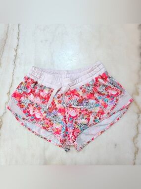 Lululemon Hottie Hot Shorts 
*Flowabunga Mini Multi / Barely Pink*